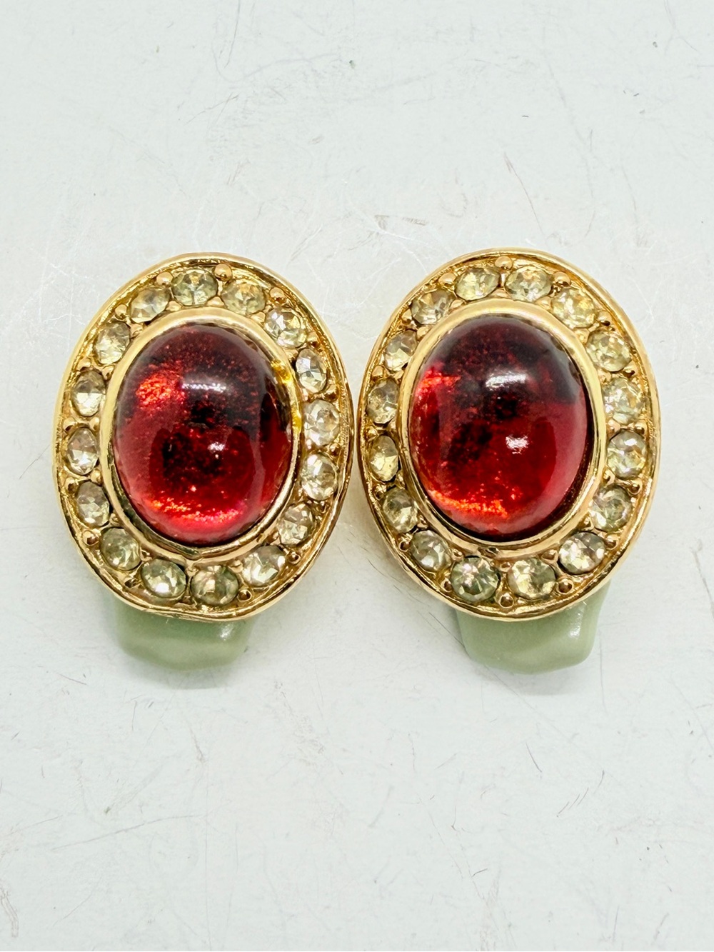Signed CINER Oval Ruby Red Cabochon Rhinestone Clip On Earrings‎ Gold Vintage 1”